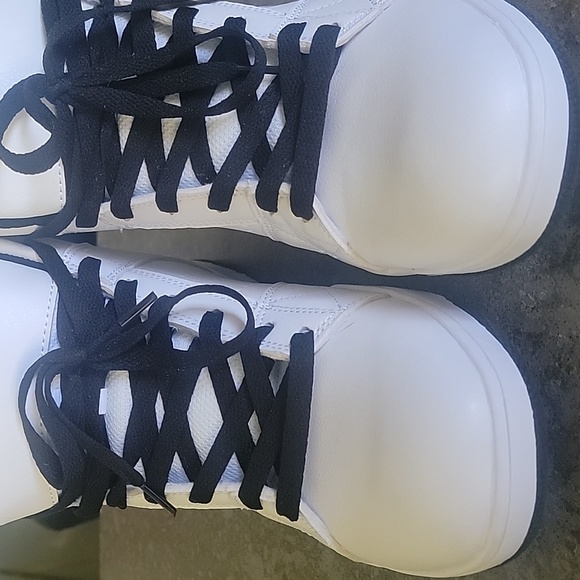 Athletic running shoes - Picture 2 of 4